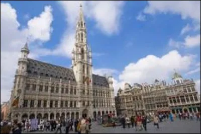 Parmi les bâtiments situés sur la Grand place à Bruxelles se trouve "Le Pigeon", mais quel célèbre auteur a résidé dans cette maison ?