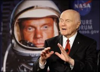 20 février 1962 : 
Distancés dans la course à l'espace par les Soviétiques, qui ont réalisé le premier vol habité, les États-Unis répliquent et prennent l'avantage en envoyant un homme qui effectuera trois révolutions autour de la Terre en 4 heures et 56 minutes dans le cadre de la mission ''Friendship 7''. Quel est le nom de cet astronaute qui fit le tour de notre planète ?
