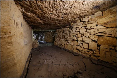 Les catacombes dOdessa en Ukraine sont faites dans une ancienne carrière de calcaire. Les souterrains s'étendent sur ... km !