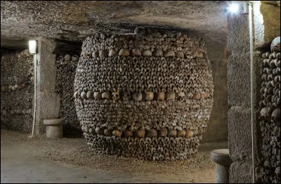 Accédez à ces catacombes par Denfert > Ce sont les plus peuplées du monde, paraît-il. Combien de squelettes peut-on y dénombrer ?