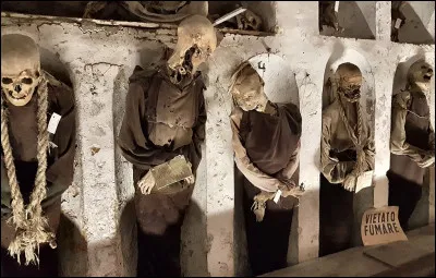 On vous précise qu'ici, il est interdit de fumer ! C'est vrai qu'ici les corps n'ont ...