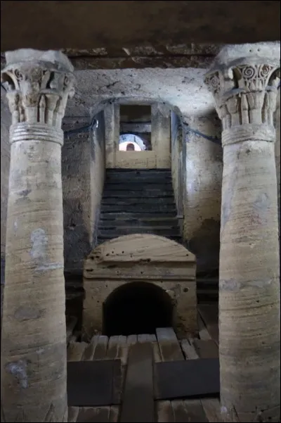 Les catacombes de Kom el Shoqafa à Alexandrie > Après 17 siècles, le sol s'effondre sous les pas ... [de qui ?] et l'on découvre un complexe comprenant 600 tombes, des chapelles ainsi qu' ... [quoi d'autre ?]