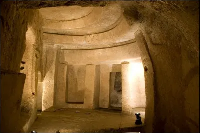 Les catacombes (hypogées) de Malte > Sur trois niveaux (sans ascenseur !), il y a ici 6 000 personnes qui attendent votre visite, certaines depuis ...