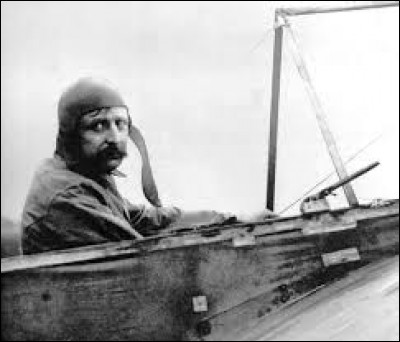 Il a volé pour la première fois en 1907 dans un avion de sa conception et a obtenu le premier brevet de pilote délivré en France. Il est célèbre pour avoir été le premier à traverser la Manche en avion le 25 juillet 1909.