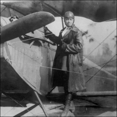 Américaine, elle obtient son brevet de pilote en France en 1921 et devient la première femme noire à piloter. Elle participe à de nombreux meetings aériens aux Etats-Unis. Elle meurt dans un accident en 1926. 10 000 personnes suivent ses obsèques.