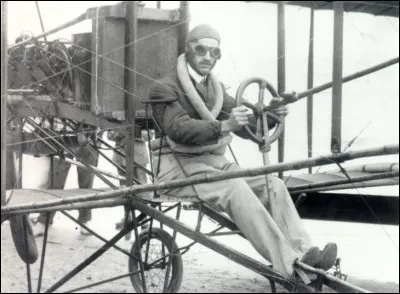 Américain pionnier de l'aviation, il participe aux premiers meetings aériens en Europe ; il vole en 1910 d'Albany à New-York et, en janvier 1911, il décolle à deux reprises de la surface de l'eau dans la baie de San Diego.