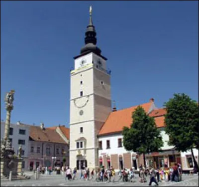 Dans quel pays se trouve Trnava, ville de 65 000 habitants ?