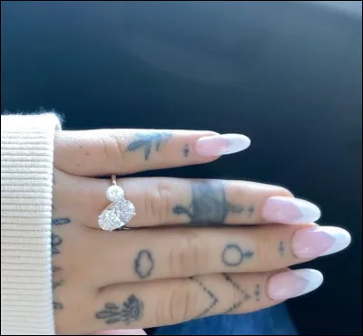 À qui est-elle fiancée ? (2021)