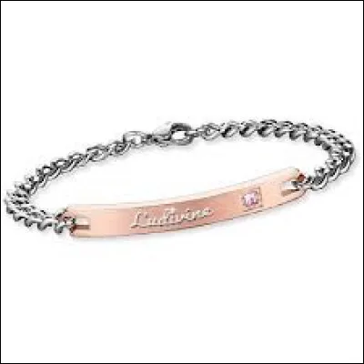Comment s'appelle le bracelet formé d'une chaîne en métal sur lequel est gravé un prénom ?