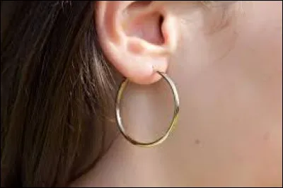 Quel est le nom de cette grande boucle d'oreille en forme d'anneau ?