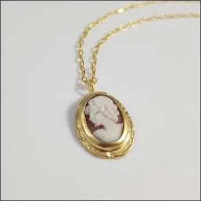 Comment appelle-t-on ce pendentif orné d'une gravure en bas-relief ?