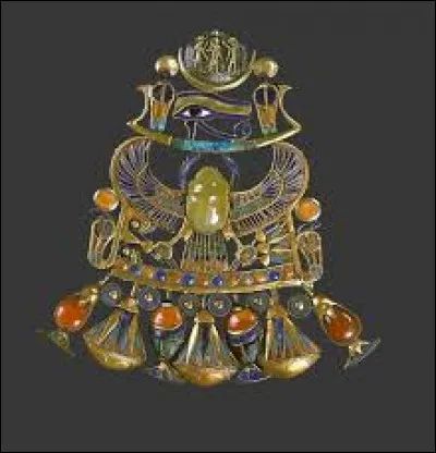 Comment s'appelle ce bijou porté sur le thorax par le pharaon ?