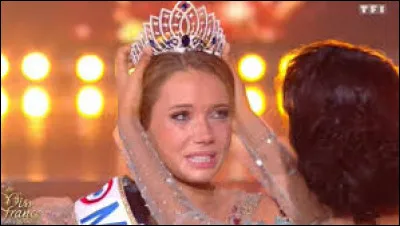 Quel est le nom de la parure de tête en forme de couronne rehaussée de pierreries que porte Miss France ?
