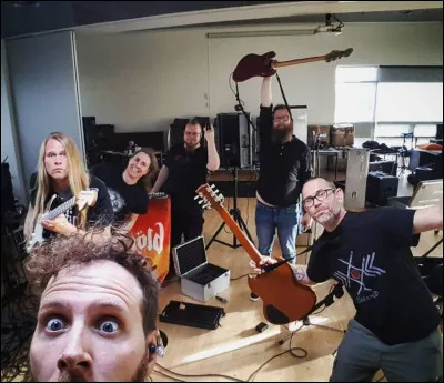 Complétez : 
"Yfir sjáum heiðna hrafna, 
..., ... visku safna."