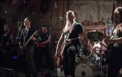 Complétez : 
"... mun hliðin opna, 
Höldum inn og beint til vopna."