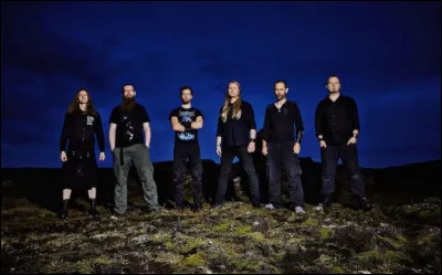 Complétez : 
"Einherjar um völlinn vaða, 
..., staður allra staða."