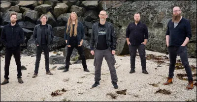 Complétez : 
"Núna ég horfi niður á
Nautin við bæinn minn..."