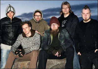 Complétez : 
"Bærist þar líf við Bæjartjörn,
... er umvafinn lyngi."