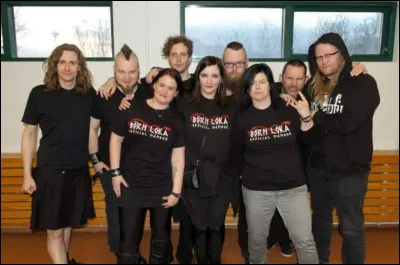 Complétez : 
"Báðir tveir, ... Gunnar, Grímur,
Glösin tæma, kveða rímur."