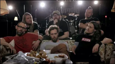 Complétez : 
"Búnir undir Ragnarökin,
Rekum sverðin út um..."