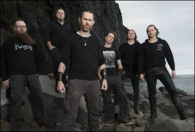 Complétez : 
"Sárin gróa, sorgir bakka,
Sálin heil, ég ... þakka."