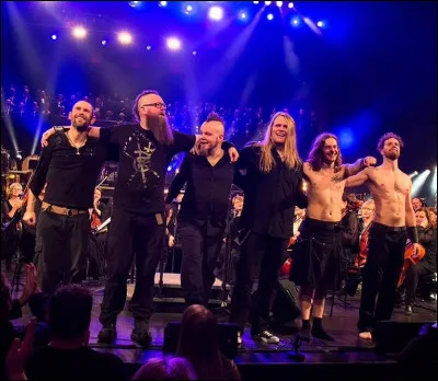 Complétez : 
"Valkyrjur sækja vígamenn, 
Völlurinn ataður..."