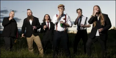 Complétez : 
"Hafinn á... og traust er tak, 
Tekinn án nokkurra refja."