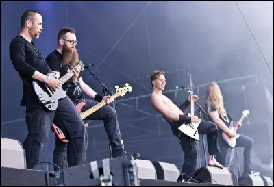 Complétez : 
"Vergmálar víða vopnaskak, 
Við megum alls ekki..."