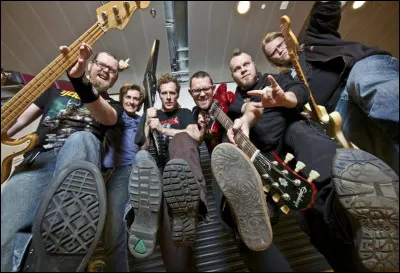 Complétez : 
"... nú valinn kanna, 
Velja menn til stórræðanna."