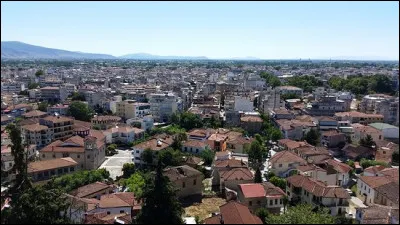 Dans quel pays se trouve Trikala, ville de 50 000 habitants ?
