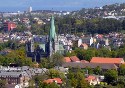 Ville norvégienne de 180 000 habitants, située sur les rives de son fjord, première capitale des rois de Norvège :