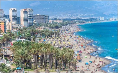 Ville espagnole de 60 000 habitants, située en Andalousie près de Malaga, station balnéaire sur la Costa del Sol :