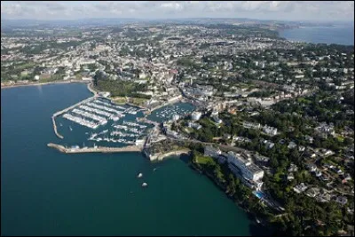 Ville britannique de 65 000 habitants, située dans le Devon, en bordure de la Manche