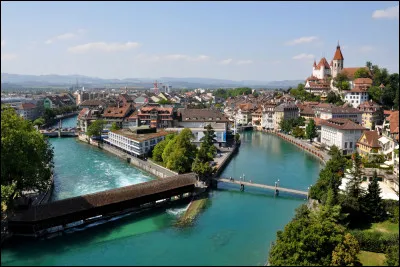 Ville suisse de 42 000 habitants, située en bordure de son lac, à la limite de la chaine des Alpes :