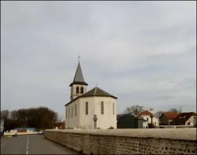 Vous avez sur cette image l'église Notre-Dame-de-l'Assomption de Lasclaveries. Commune néo-aquitaine, dans le Béarn, elle se trouve dans le département ...