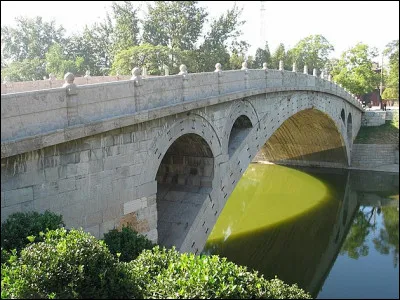 605, Pont de Zhaozhou (Chine) > Ce pont n'a a priori rien de particulier, sauf qu'il permet...