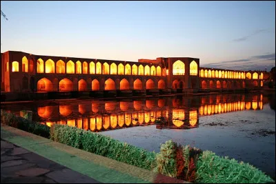 1650 > Ce magnifique pont illuminé d'Ispahan (Iran) porte un nom à la noix : lequel ?