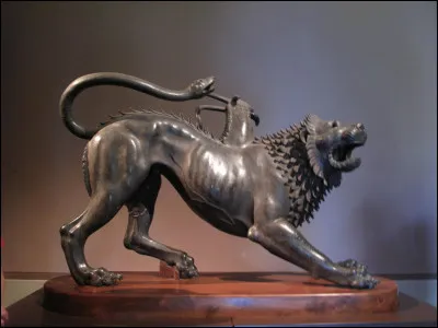 Créature issue de la légende du Bellérophon, j'ai un corps de lion, une tête de chèvre, une tête de lion et pour queue un serpent.
Qui suis-je ?