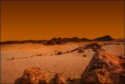 La planète Mars possède des volcans dont le plus gros de tout le système solaire, Olympus mons. Quel est son diamètre ?