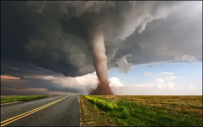 Les tornades tournent dans le sens des aiguilles d'une montre dans l'hémisphère Sud, et dans le sens inverse dans l'hémisphère Nord.