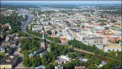 Ville finlandaise de 180 000 habitants, port pour les liaisons maritimes entre la Finlande et la Suède :