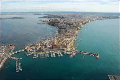 Ville italienne de 190 000 habitants, située en bordure d'un golfe de la mer ionienne, port industriel et importante base navale militaire :