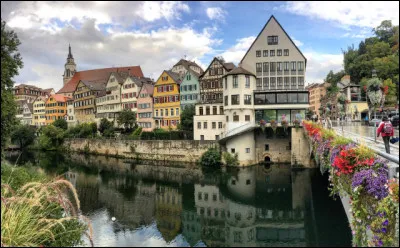 Ville allemande de 80 000 habitants, ville universitaire du Bade-Wurtemberg, traversée par le Neckar :