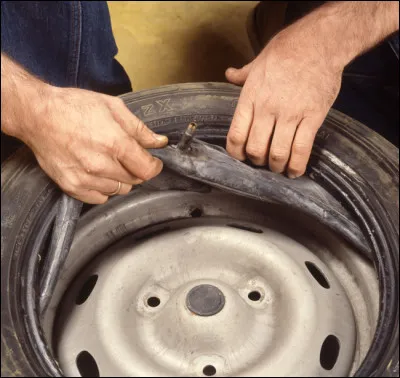 Qui a inventé le premier pneumatique démontable avec une chambre à air indépendante du pneumatique ?