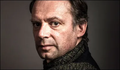 Qui est cet acteur qui joue un des rôles principaux dans le film ''La Chambre des officiers'' réalisé par François Dupeyron ?