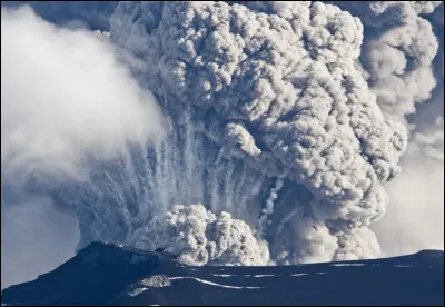 Lors de sa dernière éruption, qu'est-ce qui n'était pas contenu dans les 80 millions de mètres cubes de cendres qu'il a rejetés ?