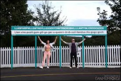 Dans quel pays la ville de Llanfair­pwll­gwyn­gyll­go­gery­chwyrn­drobwll­llan­tysilio­gogo­goch se situe-t-il (sa capitale est Cardiff) ?