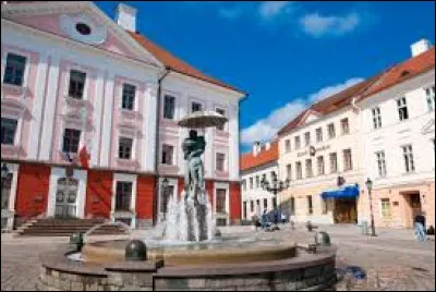 Dans quel pays se trouve Tartu, ville de 90 000 habitants ?