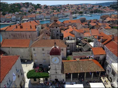 Dans quel pays se trouve Trogir, ville de 10 000 habitants ?