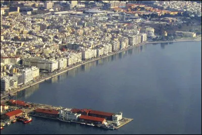 Ville grecque de 300 000 habitants, la deuxième du pays après Athènes, capitale de la Macédoine grecque :